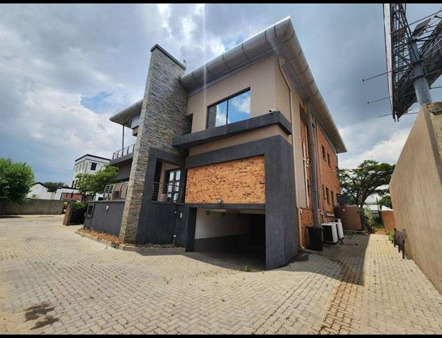 923M² BUSINESS FOR SALE IN RHODESFIELD